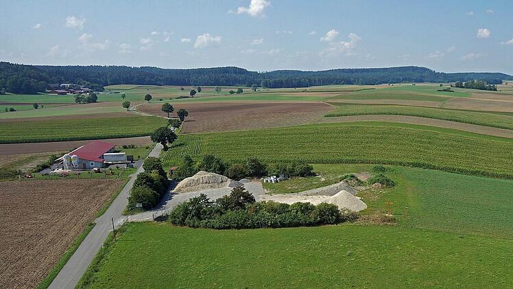 blick über das Areal, bei Neida, auf dem der Verkehrslandeplatz entstehen soll. Die Hügel sind höher, als es die Richtlinien in der Nähe von Flugplätzen erlauben. Nun wurde untersucht, ob das die Sicherheit am geplanten Flugplatz beeinträchtigt. Foto: Volkmar Franke/www.hochbild-design.de
