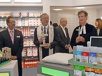 Den kirchlichen Segen erteilten Dekan Hans Roppelt ("Unsere Liebe Frau") und Pfarrer Gerhard Bauer (Petrikirche).