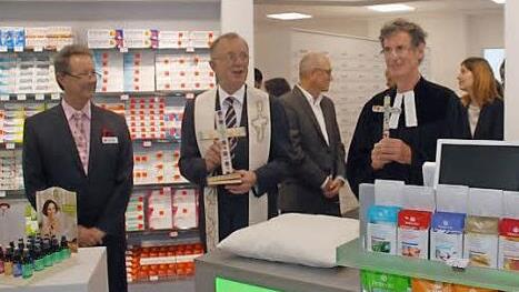 Den kirchlichen Segen erteilten Dekan Hans Roppelt ("Unsere Liebe Frau") und Pfarrer Gerhard Bauer (Petrikirche).