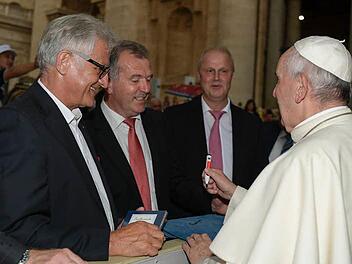 Da staunten Rainer Dippold, Pommersfeldens Bürgermeister Hans Beck und Höchstadts Bürgermeister Gerald Brehm (von links), als Papst Franziskus sein Autogramm auf eine Jeans setzte.  Foto: privat