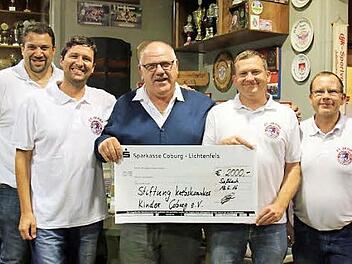 2000 Euro für die Coburger Stiftung für krebskranke Kinder konnte Hartmut Bohl (Bildmitte) als Spende des FC-Bayern-Fanclubs "Seßlach 91" entgegennehmen (von rechts): Markus Kirner (Kassier), Wolfgang Rößner (Vorsitzender), Hartmut Bohl, Marcel Beland (Zweiter Vorsitzender) und Stephan Falk (Schriftführer).  Foto: Bettina Knauth