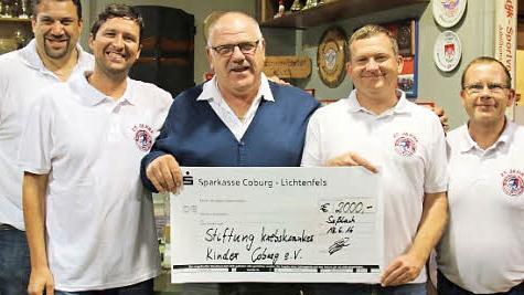 2000 Euro für die Coburger Stiftung für krebskranke Kinder konnte Hartmut Bohl (Bildmitte) als Spende des FC-Bayern-Fanclubs "Seßlach 91" entgegennehmen (von rechts): Markus Kirner (Kassier), Wolfgang Rößner (Vorsitzender), Hartmut Bohl, Marcel Beland (Zweiter Vorsitzender) und Stephan Falk (Schriftführer).  Foto: Bettina Knauth