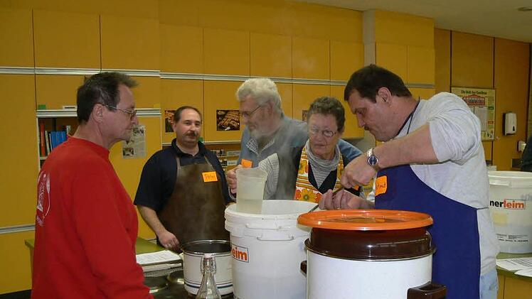 Seit vielen Jahren werden in Himmelkron Bierbraukurse angeboten. Fotos: Werner Reißaus