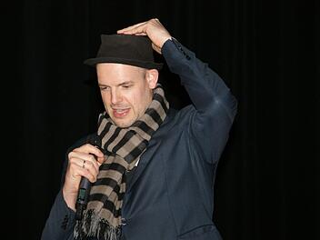 Mit seinem Poetry-Slam zog Bas Böttcher das Publikum in Haßfurt in seinen Bann. Foto: Sabine Weinbeer