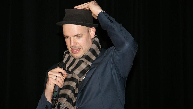 Mit seinem Poetry-Slam zog Bas Böttcher das Publikum in Haßfurt in seinen Bann. Foto: Sabine Weinbeer