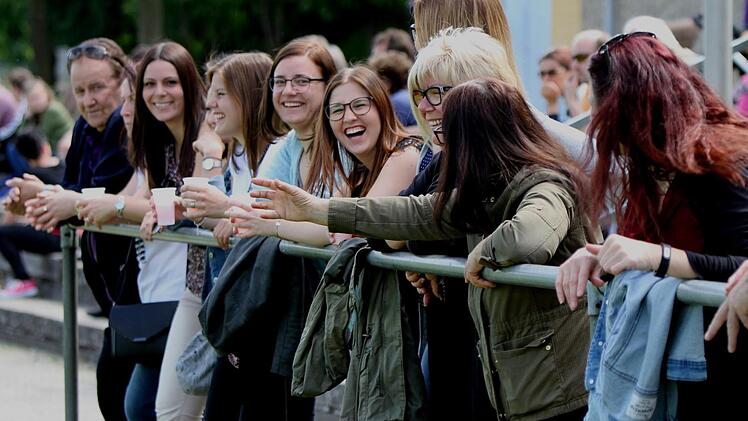 Von wegen Männersache: Bestens gelaunt verfolgt auch die Damenwelt die Fußball-Begegnung beim TSV Wonfurt.