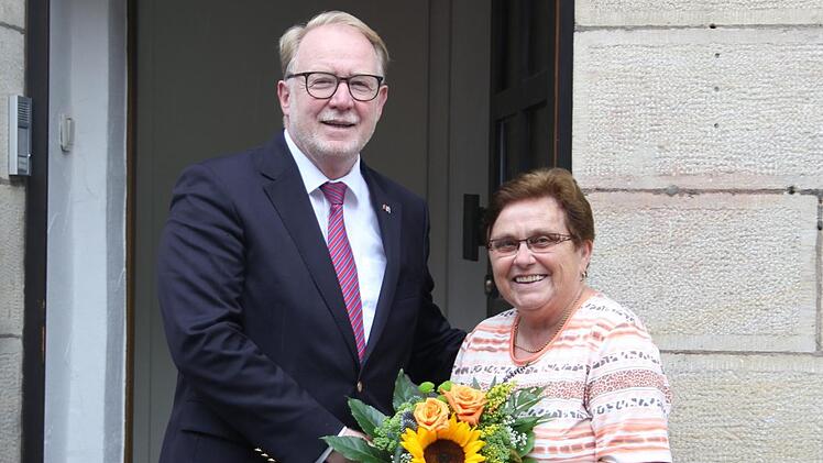 Hans Michelbach bedankte sich bei Mathilde Hutzl. Foto: Lisa Kieslinger