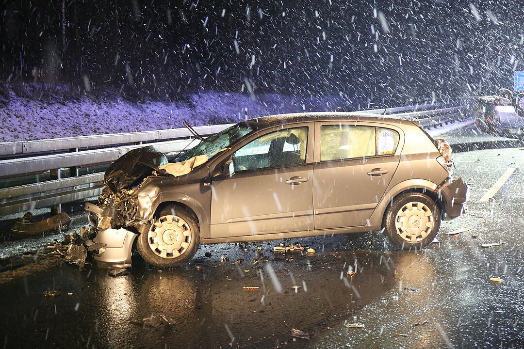 Schwerer Zusammenstoß auf der A93 - Fahrer stirbt noch an der Unfallstelle