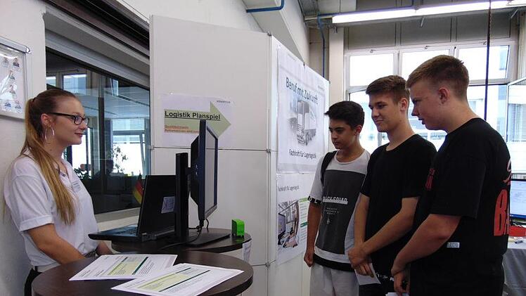 Hannes, Leon und Markus informierten sich.   Foto: Petra Malbrich