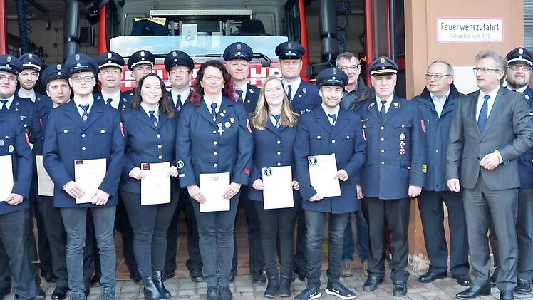 Zahlreiche Ehrungen, Auszeichnungen und Ernennungen gab es bei der Feuerwehr Stockheim. Mit im Bild Vorstandssprecher Renald Steger (Zweiter von rechts) und Bürgermeister Rainer Detsch (Dritter von rechts), KBR Joachim Ranzenberger (Fünfter von rechts) und Kommandant André Friedrich (links)  Foto: K.- H. Hofmann