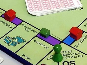 Das Team des Jugend- und Kulturzentrums der Stadt Bad Kissingen (Jukuz) richtet einen Spiele-Shuttle ein, der innerhalb des Stadtgebiets Spieleklassiker nach Hause bringt. Foto: Franz-Peter Tschauner/dpa