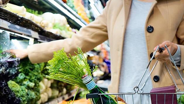 Im Supermarkt stellt sich die Frage: Obst und Gemüse lieber frisch oder gefroren kaufen?