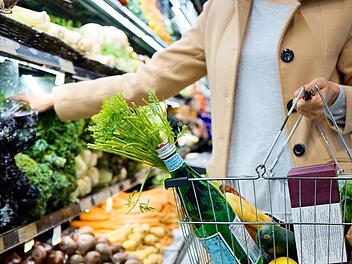Im Supermarkt stellt sich die Frage: Obst und Gemüse lieber frisch oder gefroren kaufen?