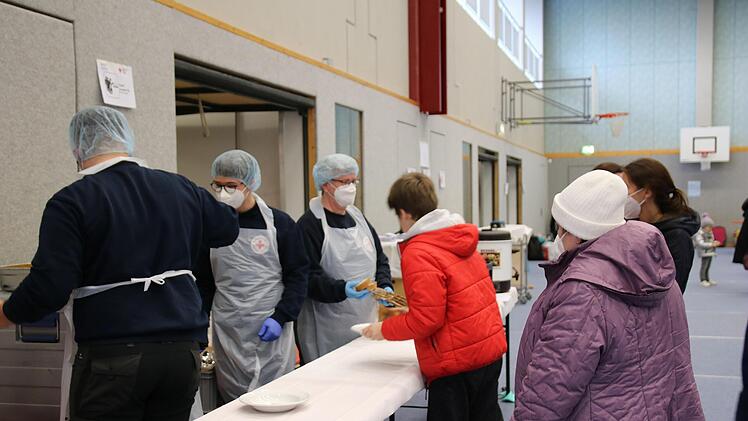 Mit Gulaschsuppe und Getränken konnten sich die Menschen erst einmal stärken.  Foto: Romy Denk