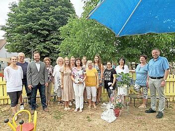 Das Team der Maintal Kita Schönbrunn feierte mit Bürgermeister Mario Schönwald (3.von links).