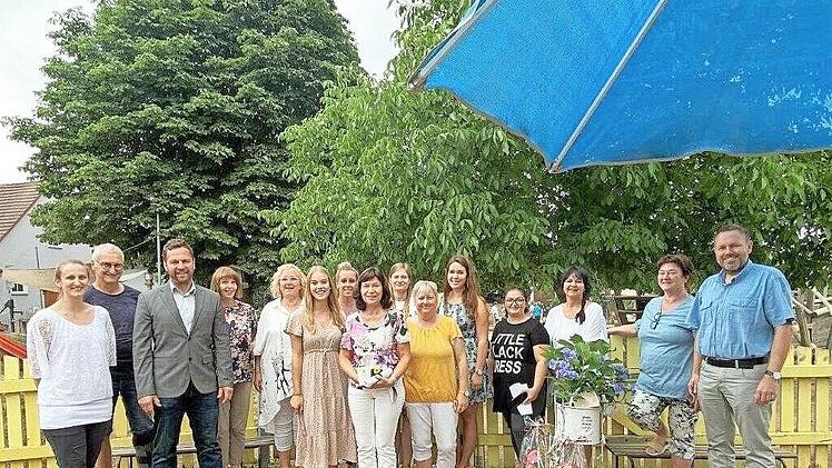 Das Team der Maintal Kita Schönbrunn feierte mit Bürgermeister Mario Schönwald (3.von links).
