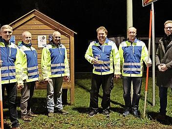 Freudige Gesichter bei den Feldgeschworenen aus Guttenberg: Die fünf Siebener wurden vom Bürgermeister Philip Laaber (rechts) mit Leuchtjacken ausstaffiert. Obmann ist Harald Will (Dritter von links), sein Stellvertreter Robert Hain (Zweiter von l...