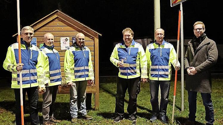Freudige Gesichter bei den Feldgeschworenen aus Guttenberg: Die fünf Siebener wurden vom Bürgermeister Philip Laaber (rechts) mit Leuchtjacken ausstaffiert. Obmann ist Harald Will (Dritter von links), sein Stellvertreter Robert Hain (Zweiter von l...