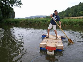 Die Balance halten  muss Stefan Tluczykont beim Steuern des Floßes auf der Itz.  Foto: Renate Neubecker
