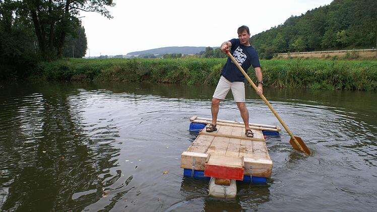 Die Balance halten  muss Stefan Tluczykont beim Steuern des Floßes auf der Itz.  Foto: Renate Neubecker