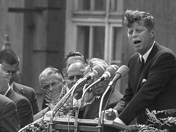 "Ich bin ein Berliner", sagte John F. Kennedy am 26. Juni 1963 bei seiner historischen Rede. Welche Sätze schrieben noch Geschichte? "I have a dream" - "Mit Verlaub, Herr Präsident, ..." - "... und das ist auch gut so" - "Ich habe fertig": Wer hat wann wo welche berühmte Rede gehalten? Und worum ging's dabei eigentlich? Klicken Sie sich durch die Bildergalerie und testen Sie Ihr Wissen. Foto: dpa/Archiv