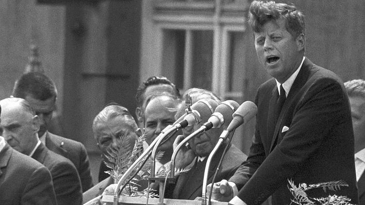 "Ich bin ein Berliner", sagte John F. Kennedy am 26. Juni 1963 bei seiner historischen Rede. Welche Sätze schrieben noch Geschichte? "I have a dream" - "Mit Verlaub, Herr Präsident, ..." - "... und das ist auch gut so" - "Ich habe fertig": Wer hat wann wo welche berühmte Rede gehalten? Und worum ging's dabei eigentlich? Klicken Sie sich durch die Bildergalerie und testen Sie Ihr Wissen. Foto: dpa/Archiv