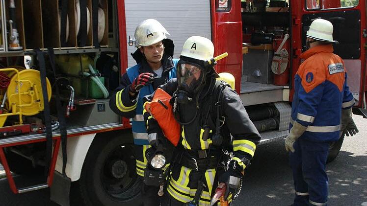 Wenn es in der Grundschule brennt, müssen sich auf jeden Fall Atemschutzgeräteträger für die Personensuche bereit machen.