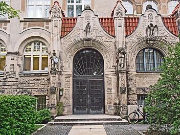 Die Heilig-Kreuz-Mittelschule wurde 1906/1907 von Max Böhme gebaut. Foto: Jochen Berger/CT-Archiv