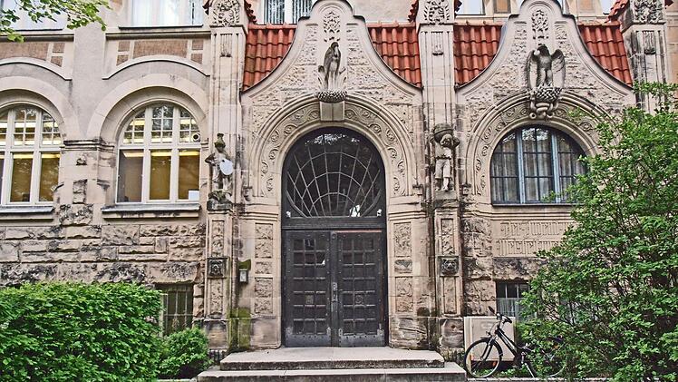Die Heilig-Kreuz-Mittelschule wurde 1906/1907 von Max Böhme gebaut. Foto: Jochen Berger/CT-Archiv