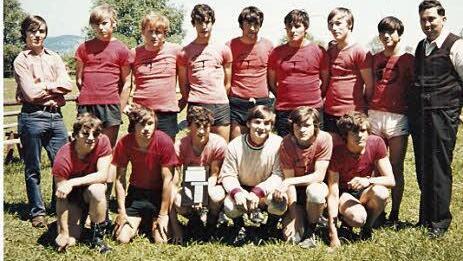 Die Fußballmannschaft: In der hinteren Reihe steht Otto Ruppert (Dritter von links), rechts ist Bruder Pius Pfaller zu sehen.