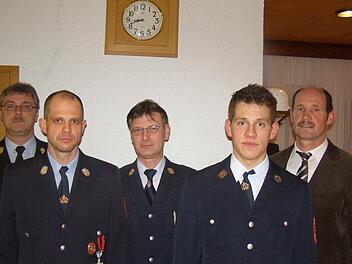 Kreisbrandinspektor Marco Brust, Kommandant Michael Greger, der bisherige Kommandant Manfred Weller, stellvertretender Kommandant Tobias Zeier und Bürgermeister Dieter Muth.  Foto: Wolfang Saam