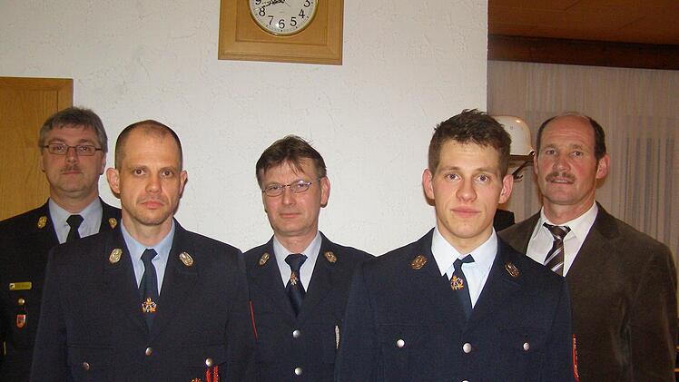 Kreisbrandinspektor Marco Brust, Kommandant Michael Greger, der bisherige Kommandant Manfred Weller, stellvertretender Kommandant Tobias Zeier und Bürgermeister Dieter Muth.  Foto: Wolfang Saam