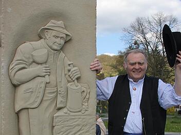 Eine Ähnlichkeit ist vorhanden: Andreas Brecht in der Kleidung der Steinhauer neben dem neuen Steinhauer-Denkmal, das seine drei Söhne in der Werkstatt Brecht in Zeil geschaffen haben.  Fotos: Klaus Schmitt