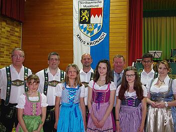 Vorsitzender Thomas Steininger, Zweiter Vorsitzender Jürgen Steininger, Dirigent Michael Gack und stellvertretender NBMB-Kreisvorsitzender Bruno Schnappauf ((hinten, von links) freuten sich über die erfolgreichen Absolventen des Musikerleistungsabzeichens in Bronze sowie Silber.  Foto: Heike Schülein