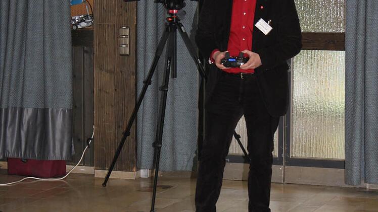 Michael Bail versucht, einen Quattrokopter zu starten. Foto: Carmen Schwind