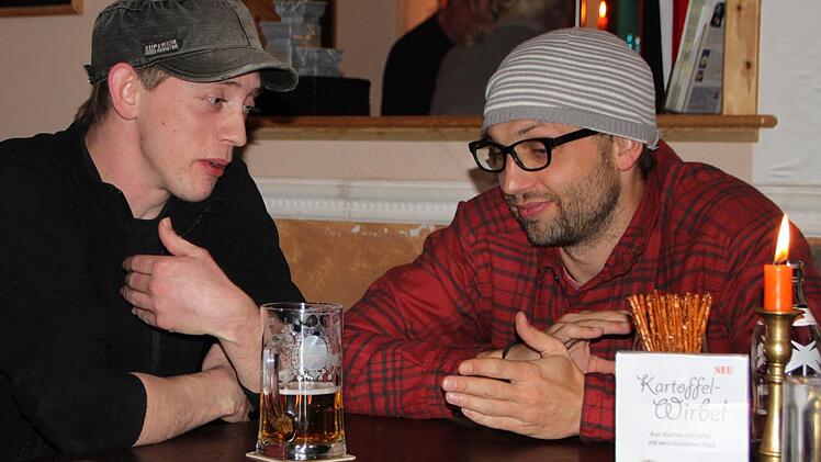 Benjamin Wildenauer (links) setzt sich im Stadtrat für die Belange der Jugend ein. Zusammen mit Gemeindejugendpfleger Boris Höttinger hat er sich Gedanken gemacht, wie die städtische Jugendarbeit in Zukunft aussehen könnte. Foto: Ulrike Müller