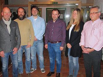 Der Vorstand des FC Elfershausen, dem Bürgermeister Karlheinz Kickuth (l.) die Grüße der Gemeinde überbrachte, muss eine zweite Wahl anberaumen. Er besteht derzeit aus (v. l.) Sebastian Betz, Matthias Hämel und Jürgen Durmann (erkrankt) sowie den kommissarischen Mitgliedern Tobias Warter und Sonja und Norbert Schwab. Winfried Ehling