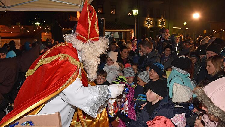 Der Nikolaus und sein Knecht Ruprecht verschenkten beim Nikolausmarkt der Hobbybastler in Haßfurt 650 Tüten mit Süßigkeiten an alle Kinder. Foto: Ulrike Langer
