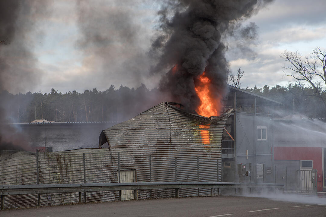 Giftige Rauchwolke über Mittelfranken: Lagerhalle in Roth steht in Flammen
