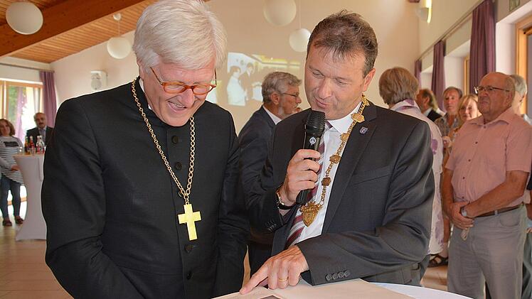 Nach der kurzen Andacht in der evangelischen Kirche in Bad Königshofen traf man auf einen gutgelaunten, herzlichen Landesbischof, der, wie er selbst sagte, diesen Abschluss im Dekanat Bad Neustadt in guter Erinnerung behalten werde.  Hanns Friedrich