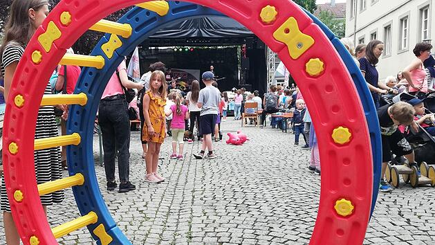 Jubel, Trubel, Heiterkeit rund ums Rathaus bei der Jubi-Kids-Party zum 40-j&auml;hrigen Jubil&auml;um. Sigismund von Dobsch&uuml;tz