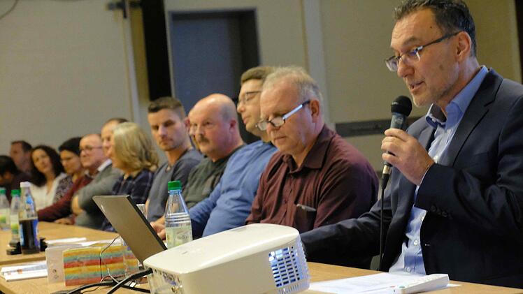 Mit Schwung will Thomas Hack Aura in die Zukunft führen. In der Ortshauptversammlung in der Mehrzweckhalle wurde er erneut aufgestellt. Gerd Schaar