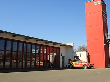 Das Staffelsteiner Feuerwehrhaus - die ehrenamtlichen Einsatzkräfte starten bei Notfällen von hier aus mit ihren Fahrzeugen.  Foto: Matthias Einwag