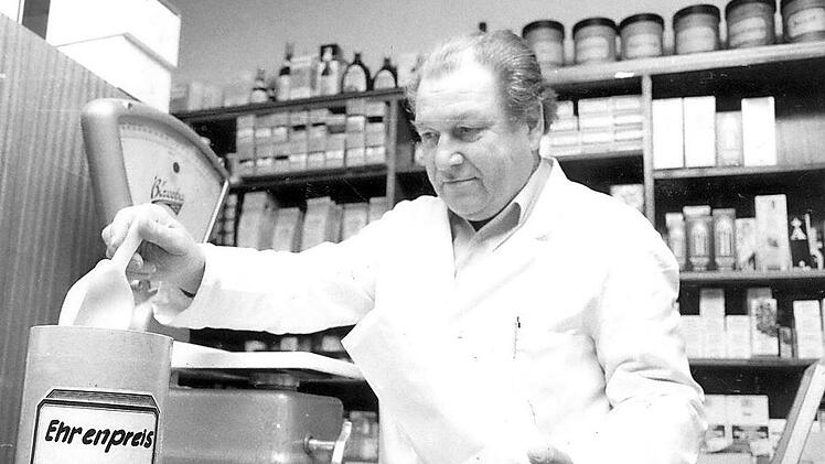 Der Mann im weißen Kittel: Alfons Daßler war bei den Herzogenaurachern überaus beliebt. Foto: FT-Archiv