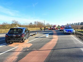 Bei Abbiegeman&ouml;ver: Opel Corsa kollidiert mit Jaguar Oldtimer