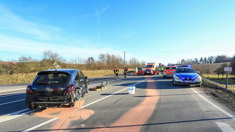 Bei Abbiegeman&ouml;ver: Opel Corsa kollidiert mit Jaguar Oldtimer