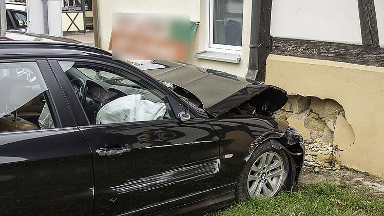 Igensdorf: Mann prallt mit Auto gegen Scheune und stirbt