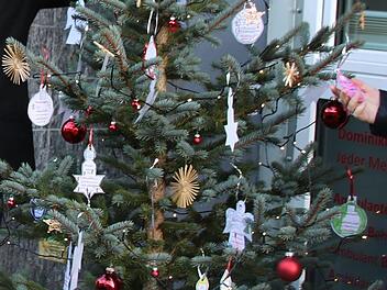 In Bad Brückenau können vom 2. bis 9. Dezember Familien in finanziellen Schwierigkeiten Wunschzettel an einen Baum hängen. Symbolfoto: Thomas Malz