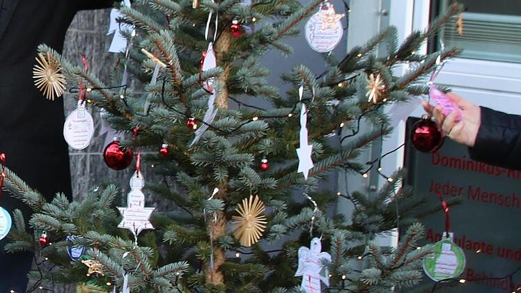 In Bad Brückenau können vom 2. bis 9. Dezember Familien in finanziellen Schwierigkeiten Wunschzettel an einen Baum hängen. Symbolfoto: Thomas Malz
