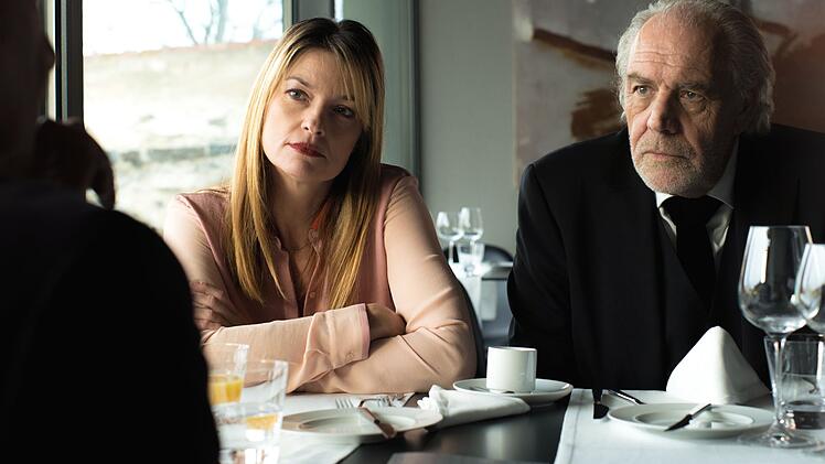 Dominique Kuster (Ina Paule Klink, links) und Thomas Borchert (Christian Kohlund) wollen herausfinden, was wirklich in dem j&uuml;dischen Kulturzentrum passiert ist.